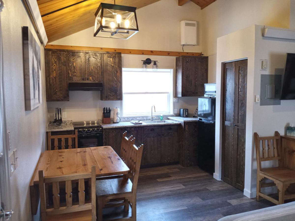 Yellowstone Riverside Cottages Гардинър Екстериор снимка