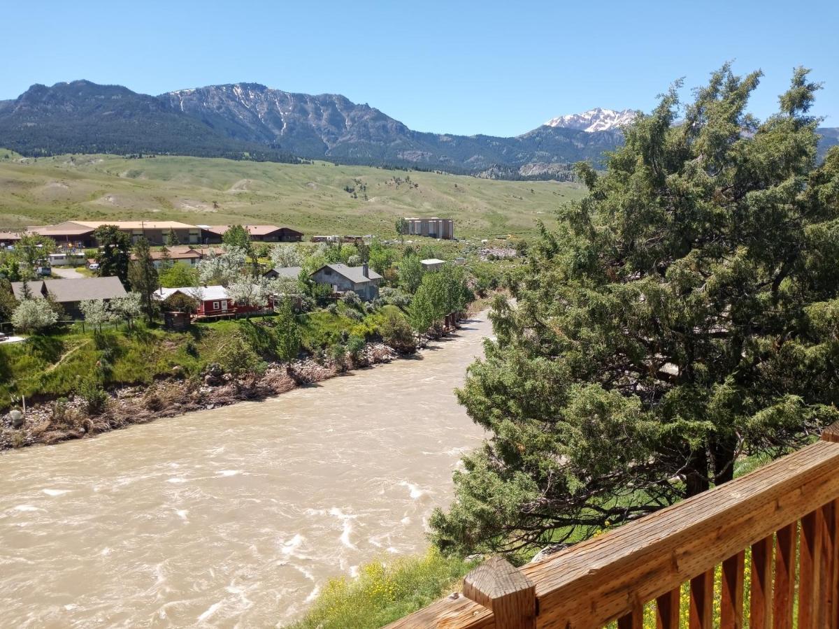 Yellowstone Riverside Cottages Гардинър Екстериор снимка